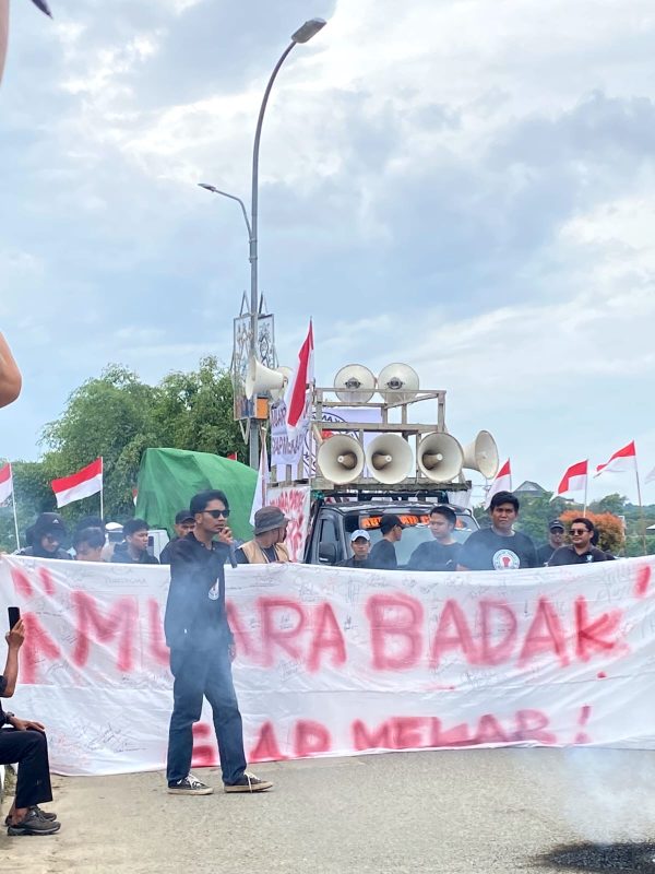 Gelar Aksi Depan Kantor Bupati Kukar, Gerakan Pemuda Muara Badak dan Mahasiswa Tuntut Agar Kecamatan Muara Badak Segera Dimekarkan